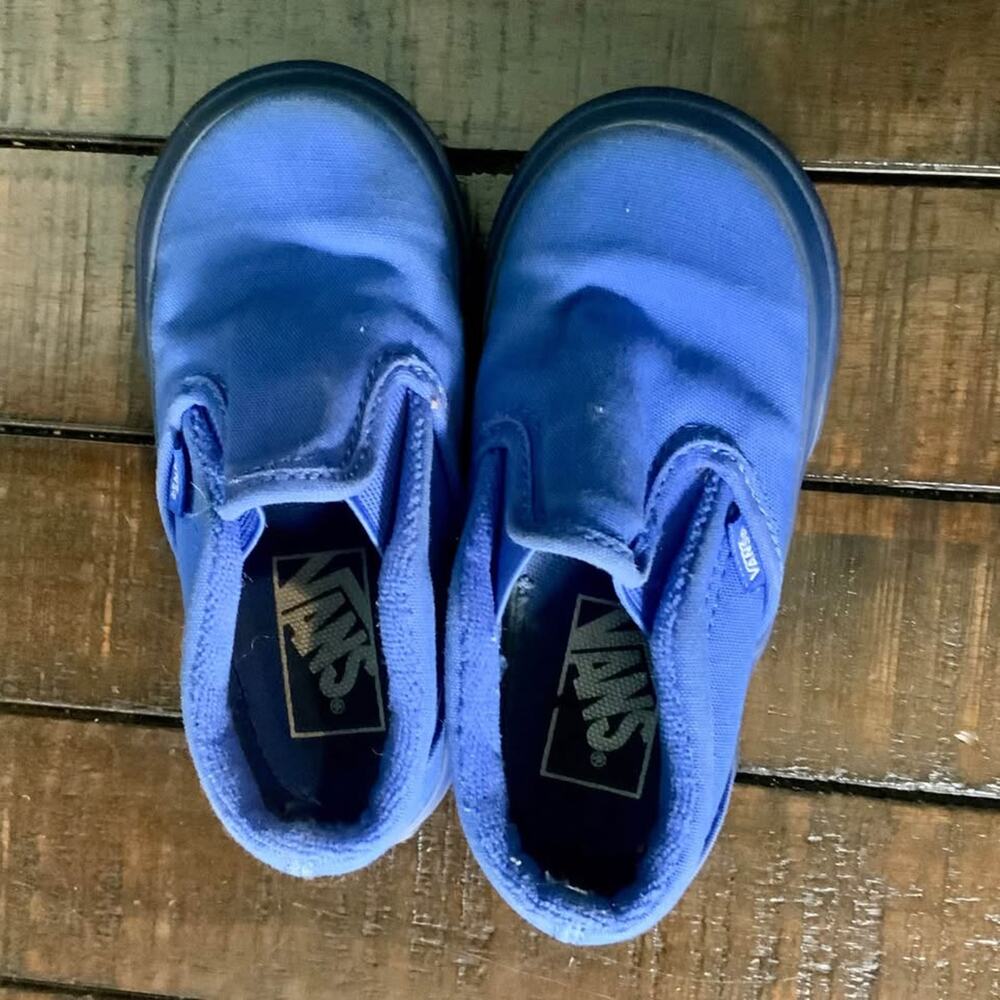 Bundle of 2 Toddler Shoes – Vans Slip-On & Shark Sandals Size 5/6